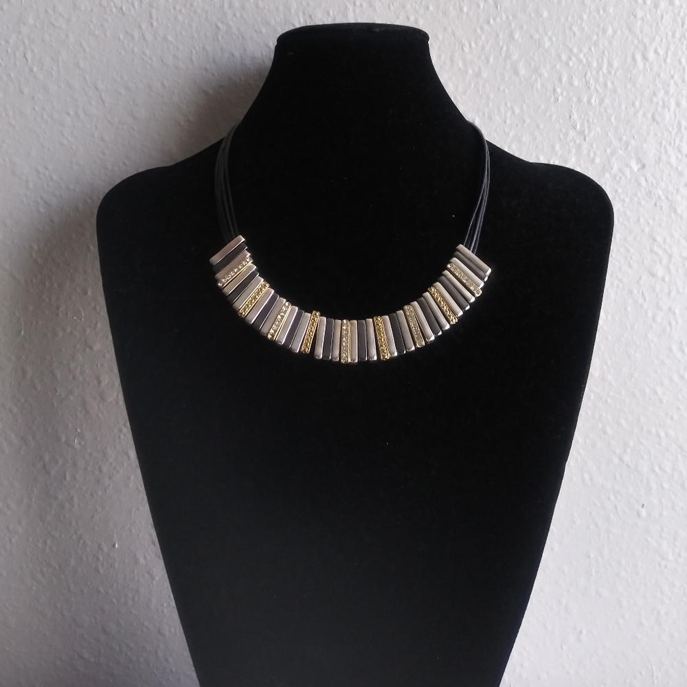 Tri-toned necklace on multi-strand rope
